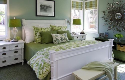 Шторы зеленого цвета в спальной