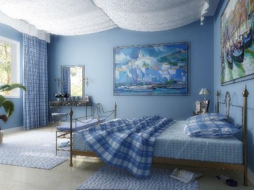 Голубые шторы в интерьере комнаты