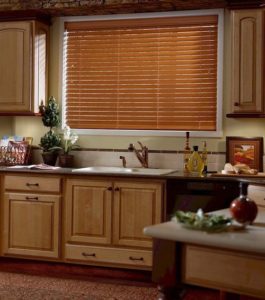Окна на кухне с коричневыми жалюзи